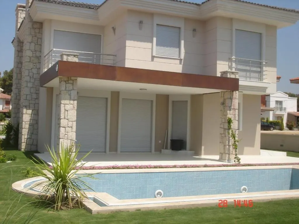 Cesme Alacati'Da Havuzlu Kiralik Villa