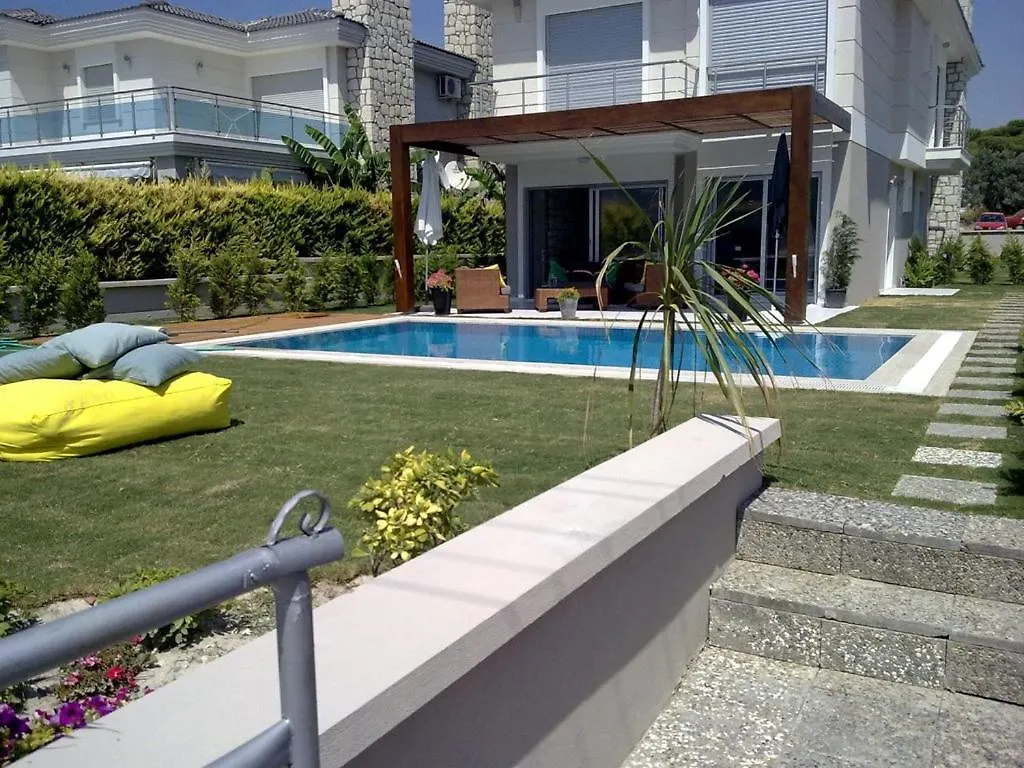 Cesme Alacati'Da Havuzlu Kiralik Villa Alacati