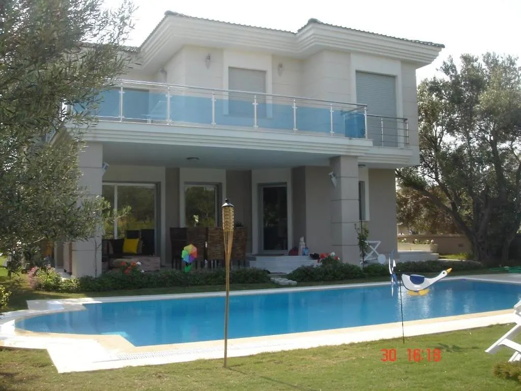 Cesme Alacati'Da Havuzlu Kiralik Villa